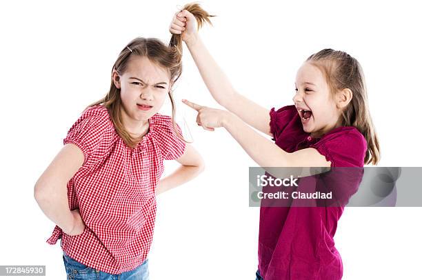 Foto de Duas Irmãs Tendo Conflito e mais fotos de stock de Duas pessoas - Duas pessoas, Figura para recortar, Menina