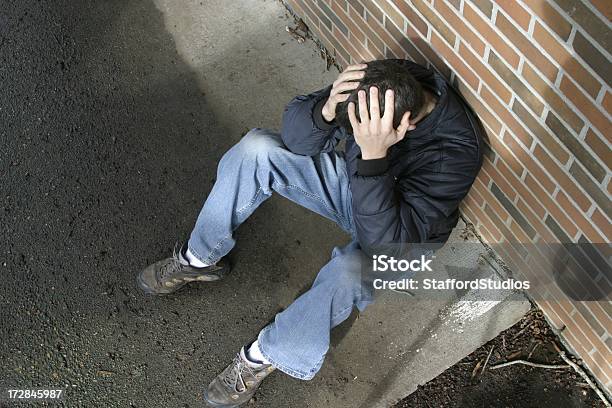 Foto de Urban Crise e mais fotos de stock de Meninos Adolescentes - Meninos Adolescentes, Descontente, Colégio - Educação