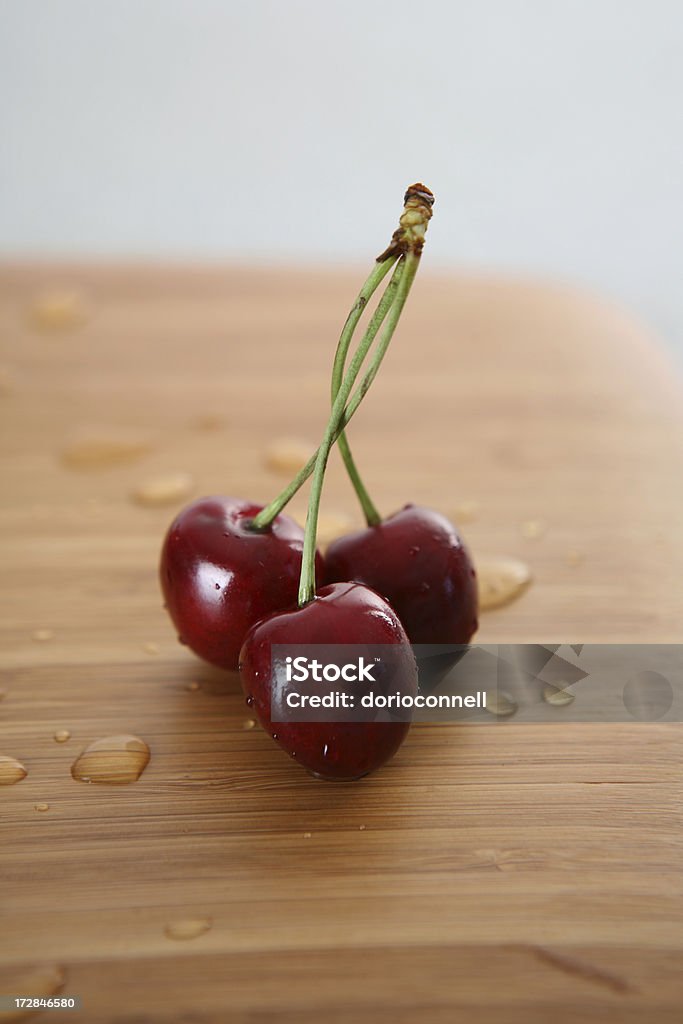 Kirsche auf Holz - Lizenzfrei Fotografie Stock-Foto