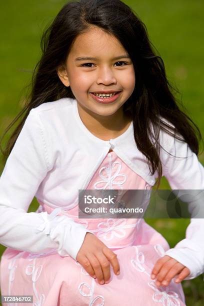 Urocza Wielkanoc Portret Mieszane Azjatycki Mała Dziewczynka I Latynos - zdjęcia stockowe i więcej obrazów Sukienka