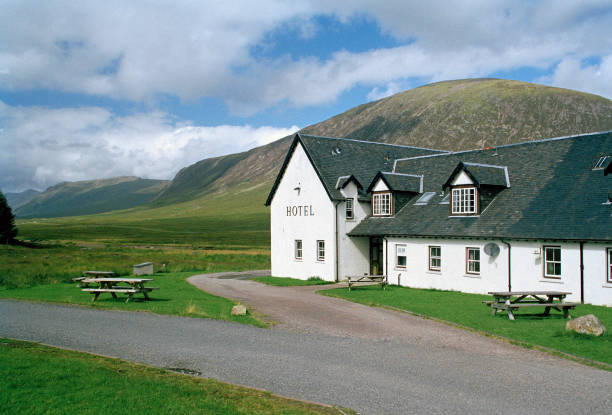 hôtel de highlands écossais - grass area hill nature hiking photos et images de collection