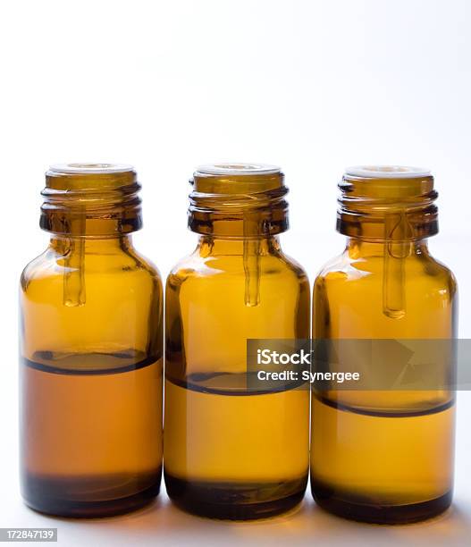 Tres Frascos De Vidrio Foto de stock y más banco de imágenes de Fondo blanco - Fondo blanco, Botella, Aceite de aromaterapia
