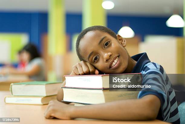 Дружелюбный Schoolboy — стоковые фотографии и другие картинки Африканская этническая группа - Африканская этническая группа, Библиотека, В помещении