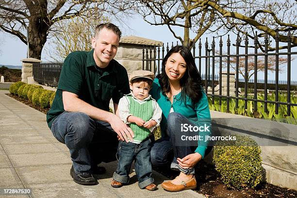 Neighborhoodfamilie Stockfoto und mehr Bilder von Attraktive Frau - Attraktive Frau, Baby, Baum