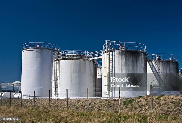 石油貯蔵タンクトップ - カラー画像のストックフォトや画像を多数ご用意 - カラー画像, ガス精製所, サイロ