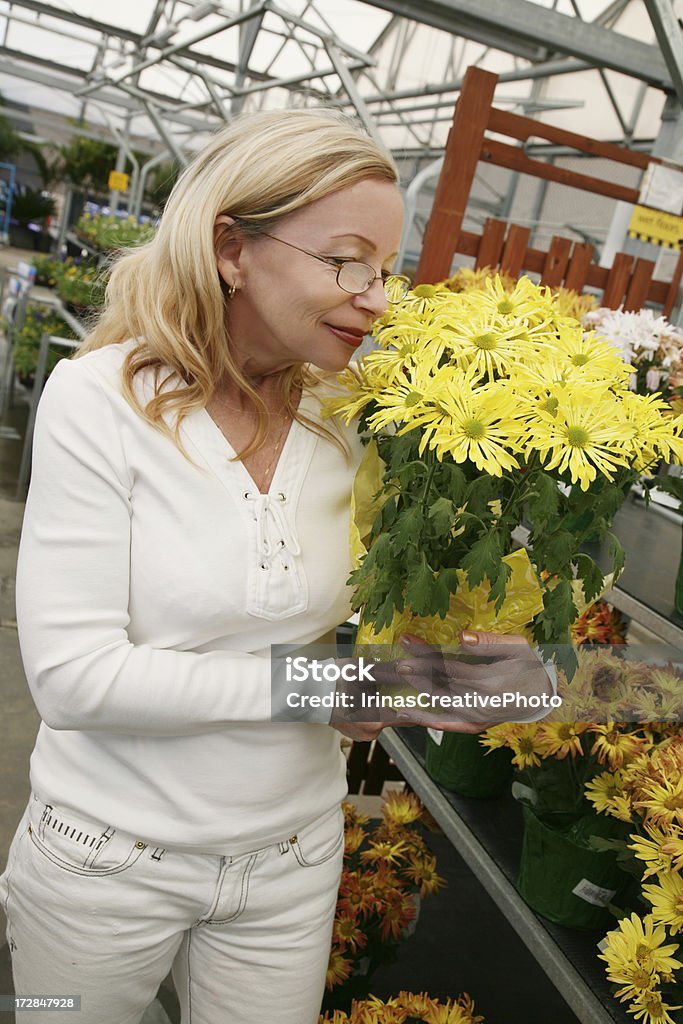 Oler las Flores - Foto de stock de 40-49 años libre de derechos