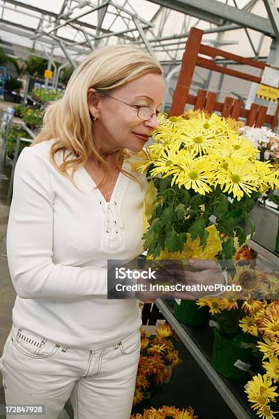 Photo libre de droit de Sentir Les Fleurs banque d'images et plus d'images libres de droit de Acheter - Acheter, Adulte, Adulte d'âge mûr