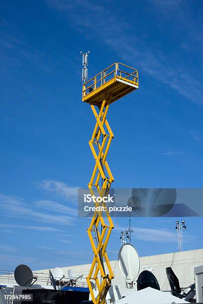 Foto de Antena Em Elevador e mais fotos de stock de Amarelo - Amarelo, Acima, Antena - Equipamento de telecomunicações