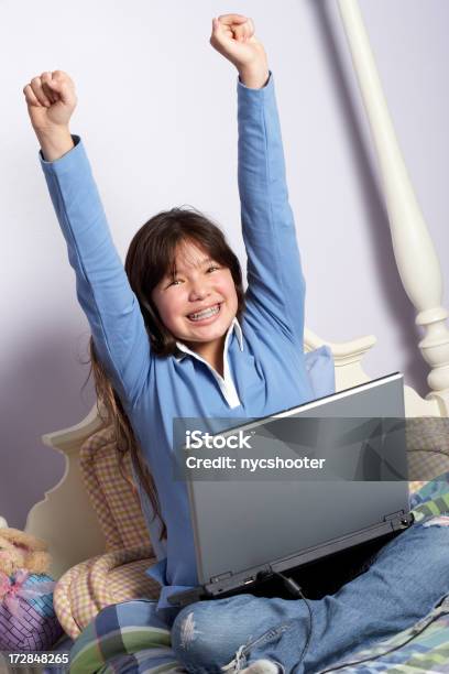 Foto de Menina Feliz Com O Laptop e mais fotos de stock de Adolescente - Adolescente, Computador, Criança