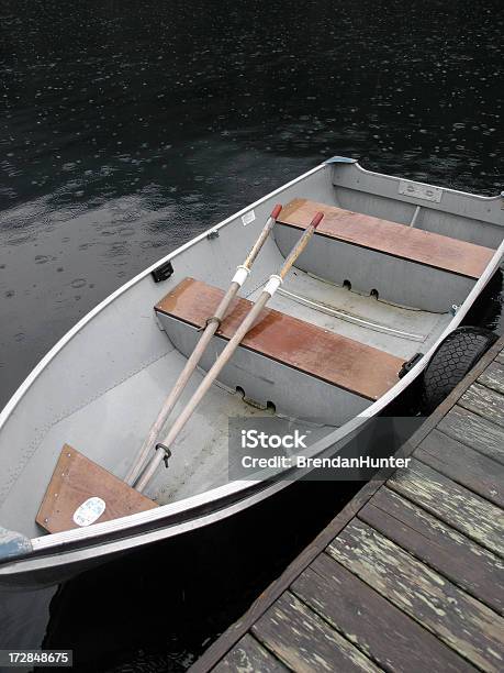 Ruderboot Im Regen Stockfoto und mehr Bilder von Metall - Metall, Anlegestelle, Ansicht aus erhöhter Perspektive