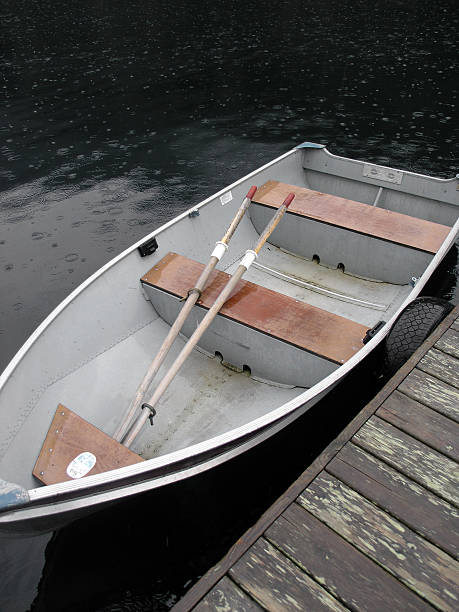 barco de remos en la lluvia - rowboat dinghy nautical vessel nautical equipment fotografías e imágenes de stock