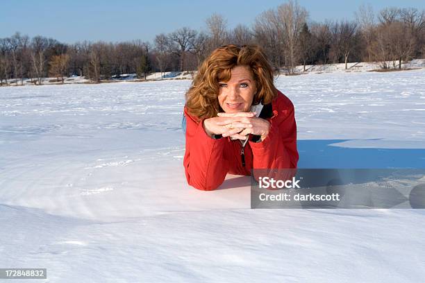 Deitado Na Neve - Fotografias de stock e mais imagens de Inverno - Inverno, 50 Anos, Adulto