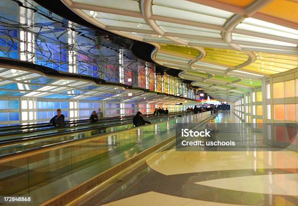 Foto de Incrível Túnel Chicago Ohare Airport e mais fotos de stock de Aeroporto de O'hare - Aeroporto de O'hare, Chicago - Illinois, Corredor