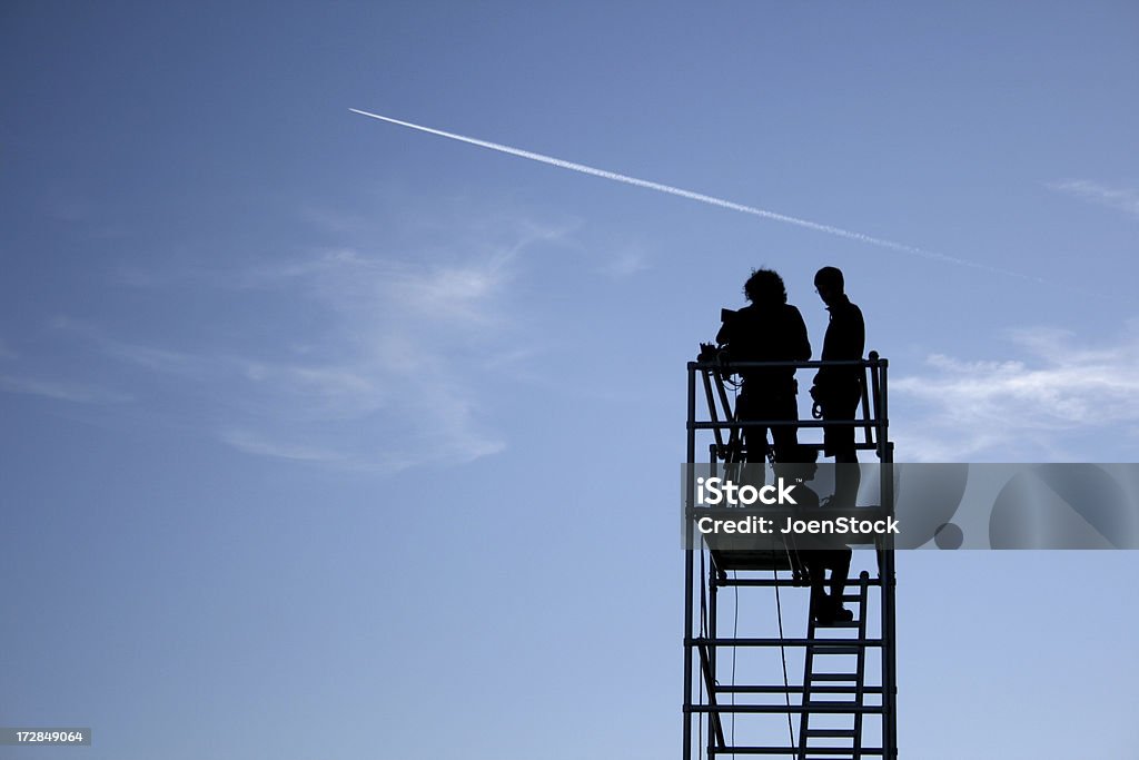 Filmcrew haut sur des échelles nuages et avion de ligne - Photo de Industrie du cinéma libre de droits