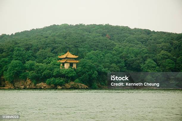 Pagoda En Wuxi China Foto de stock y más banco de imágenes de Agua - Agua, Aislado, Amarillo - Color