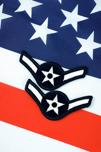 united states air force airman rang der insignia auf flagge - rank military patch insignia stock-fotos und bilder
