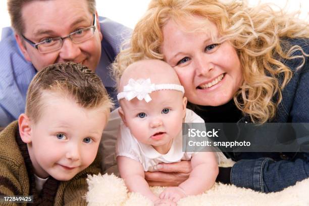 Família Feliz - Fotografias de stock e mais imagens de Adulto - Adulto, Amor, Bebé