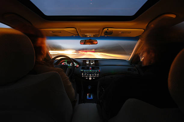 noche de conducción - car driving dashboard night fotografías e imágenes de stock