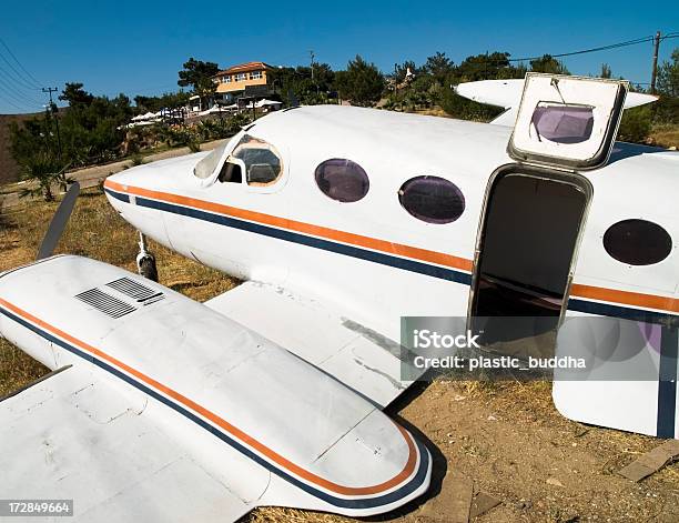 Caído Avión Foto de stock y más banco de imágenes de Vehículo aéreo - Vehículo aéreo, Abandonado, Accidente aéreo