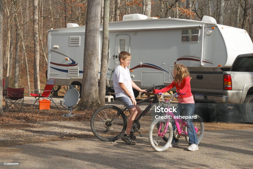Bicycling crianças em campground - Royalty-free Número 5 Foto de stock