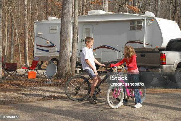 Bicycling Crianças Em Campground - Fotografias de stock e mais imagens de Número 5 - Número 5, Roda, Família