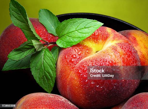 Peaches — стоковые фотографии и другие картинки Персик - Персик, Крупный план, Роса