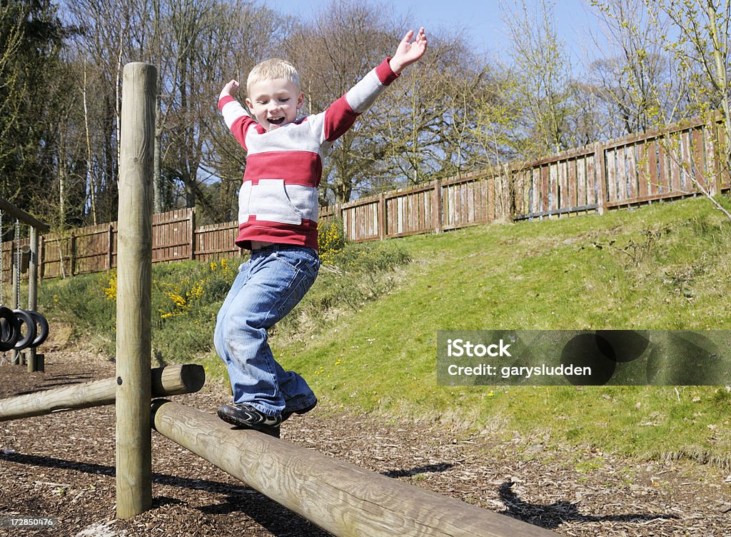 Petit garçon s'amusant dans une aire de jeux - Photo de 4-5 ans libre de droits
