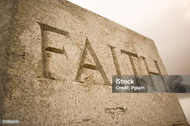 La Palabra Fe Enunciados En Granito Foto de stock y más banco de imágenes de Amor - Sentimiento - Amor - Sentimiento, Una palabra, Biblia