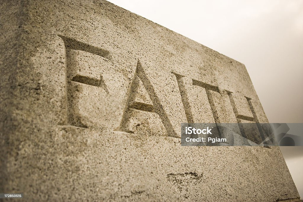 단어 faith 새겨져 화강암 - 로열티 프리 낱말 스톡 사진