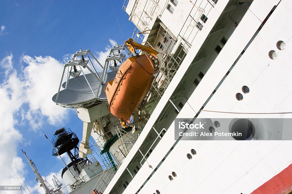 Vista lateral de um navio de cruzeiro com barco salva-vidas na lateral. - Foto de stock de Arte, Cultura e Espetáculo royalty-free