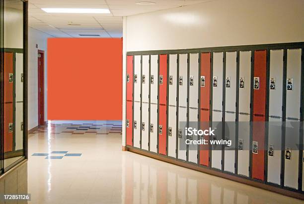 Escola Hallway Com Espaço Para Texto - Fotografias de stock e mais imagens de Aluno da Escola Primária - Aluno da Escola Primária, Armário com Fechadura, Corredor - Caraterística de Construção