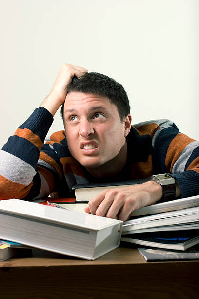 stressé - desk men bizarre classroom photos et images de collection