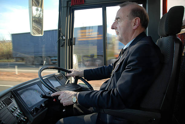 conducteur de bus - driving a car photos et images de collection