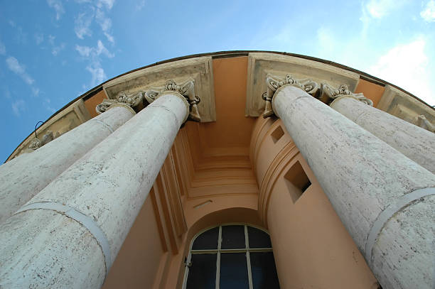 olhando para cima - column legal system university courthouse - fotografias e filmes do acervo