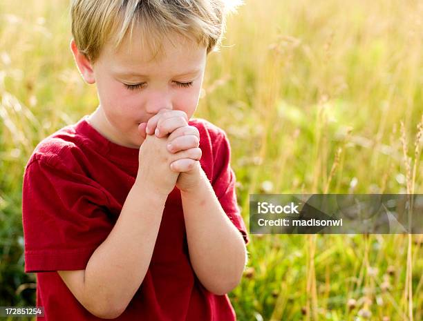 리틀 기도용 2 기도하기에 대한 스톡 사진 및 기타 이미지 - 기도하기, 아이, 소년