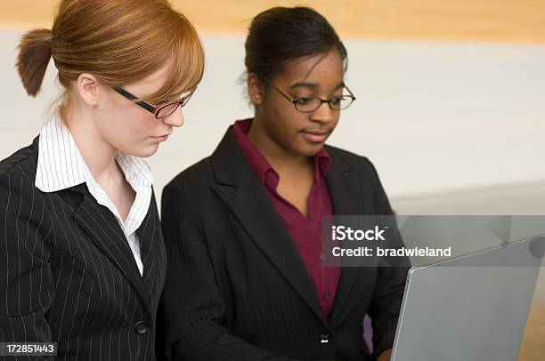 Giovane Businesswomen - Fotografie stock e altre immagini di Abbigliamento da lavoro - Abbigliamento da lavoro, Abbigliamento da lavoro formale, Adulto