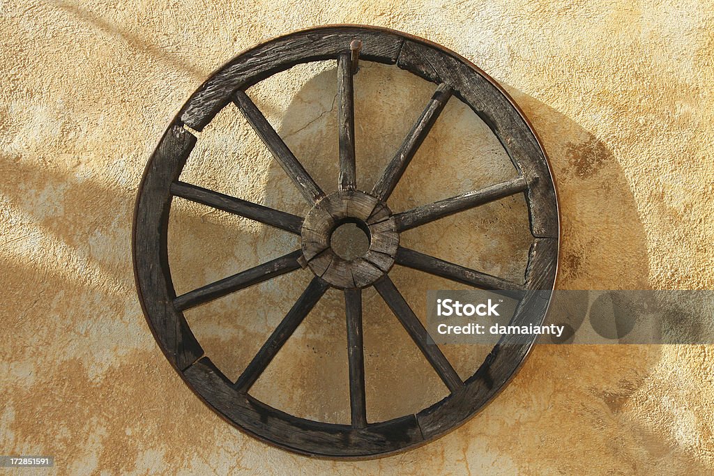 旧荷馬車の車輪 - 荷馬車の車輪のロイヤリティフリーストックフォト