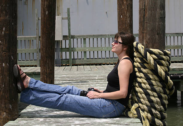 attente pour le bateau - deck chair photos et images de collection