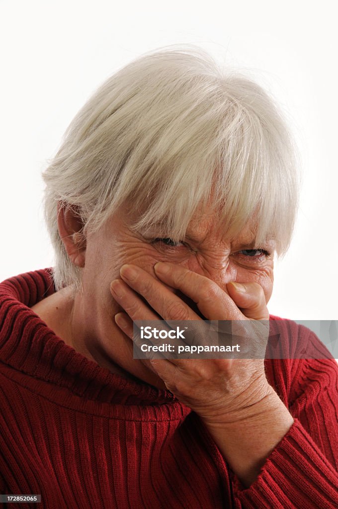 Donna anziana nascondere le emozioni - Foto stock royalty-free di 60-69 anni