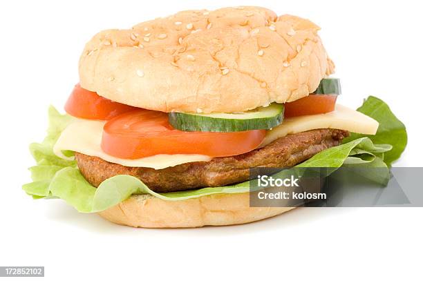 Photo libre de droit de Hamburger Sur Blanc Avec Ombre banque d'images et plus d'images libres de droit de Aliment - Aliment, Alimentation lourde, Aliments et boissons