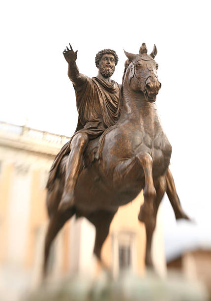 marcus aurelius auf dem capitol hill in rom, italien - piazza del campidoglio statue rome animal stock-fotos und bilder