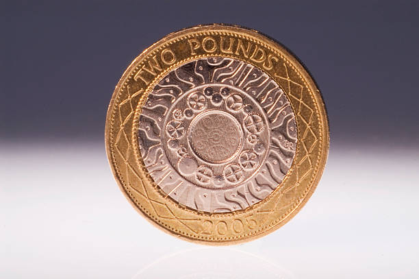 moeda de duas libras no fundo graduado - two pound coin imagens e fotografias de stock