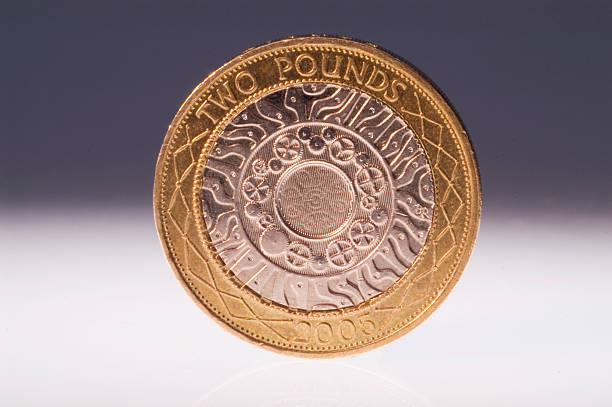 монета 2 фунта на измерительный фоне - two pound coin стоковые фото и изображения