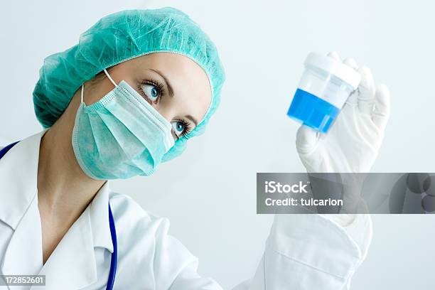 Jovem Médico Feminino - Fotografias de stock e mais imagens de Acidentes e Desastres - Acidentes e Desastres, Adulto, Azul