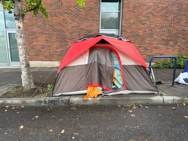 istock A homeless tent on a city sidewalk 1728526031