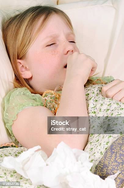 멀미용 침대 기침하기에 대한 스톡 사진 및 기타 이미지 - 기침하기, 아이, 소녀