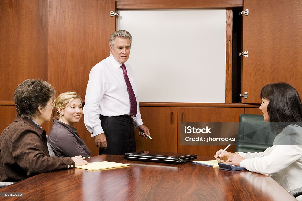 Tableau blanc réunion en cours - Photo de Adulte libre de droits