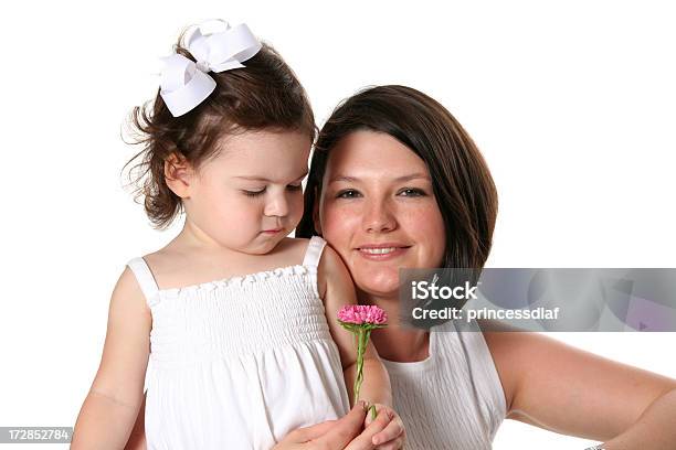Genießen Sie Den Duft Der Blumen Stockfoto und mehr Bilder von 2-3 Jahre - 2-3 Jahre, Alleinerzieherin, Baby