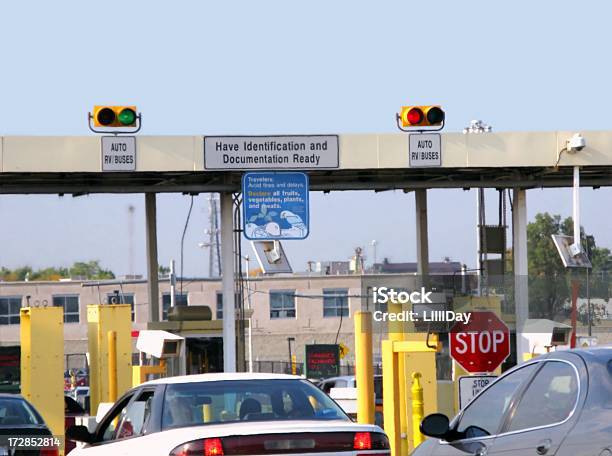 Border Przejście - zdjęcia stockowe i więcej obrazów Granica - Przestrzeń człowieka - Granica - Przestrzeń człowieka, Kanada, Meksyk