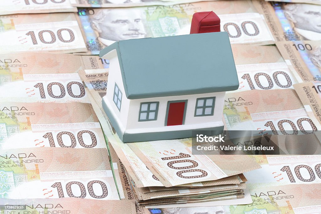 Дом и Канадская счета - Стоковые фото Канадские доллары роялти-фри